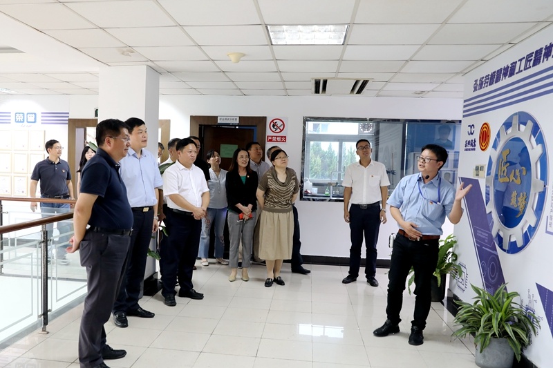 2020年7月29日，時(shí)任浙江省政協(xié)常委、社法委副主任、省總工會副主席、一級巡視員董建偉蒞臨景興紙業(yè)調(diào)研新時(shí)代工匠培育工作